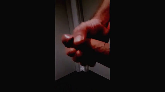 Esposa con amigo en la habitación y la bocina solo escuchando