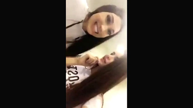 Estas chicas calientes filman todas las quejas