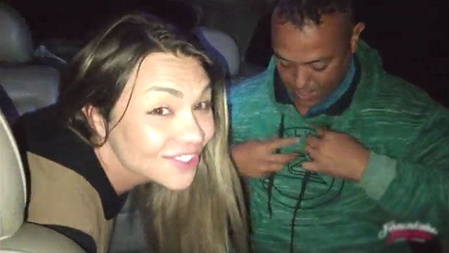 Fernandinha Fernandez chupando a desconocidos en la plaza