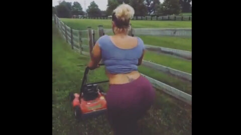 Filmando vecina caliente cortando pasto