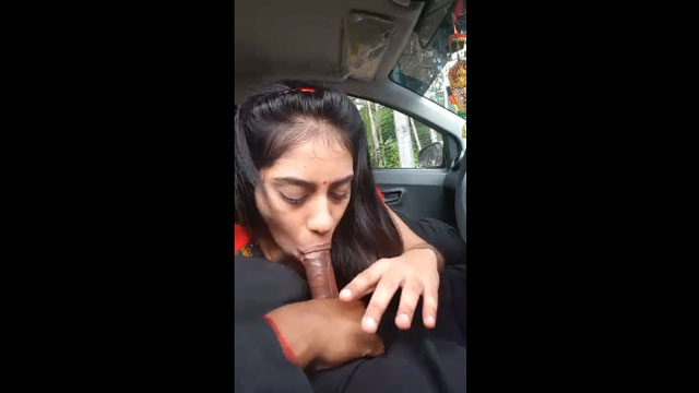 Flaquita chupó verga en el auto y se tragó toda la leche