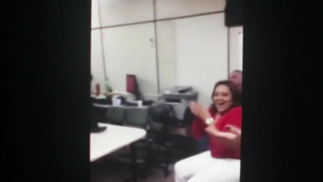 Gogo Boy enano haciendo striptease en una fiesta en la comisaría de policía