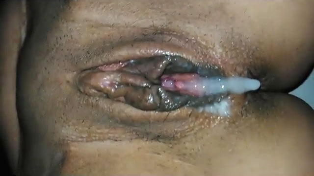 Golpeando y corriéndose sobre su esposa