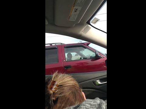 Haciendo una mamada en el coche en medio del tráfico