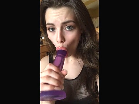 Hermosa mujer muestra como es su mamada