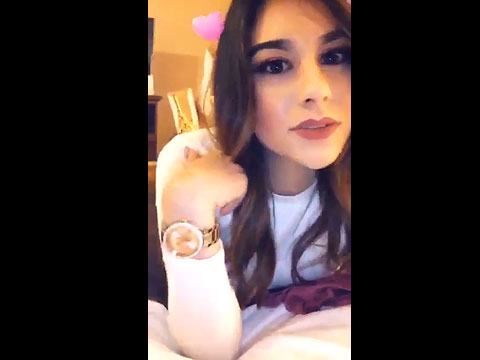 Hermosa mujer perfecta cayó sobre zap amamantando