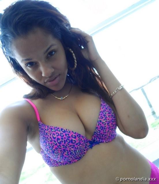 Hermosa Ninfa Morena Mostrando Su Coño Peludo - Foto 10193