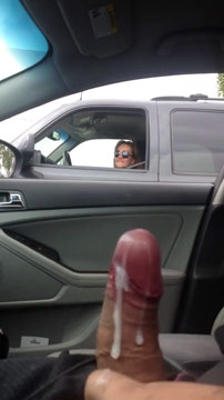 Hombre masturbándose en el tráfico