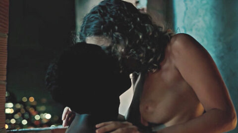 Joana Borges desnuda en la película El cinturón negro