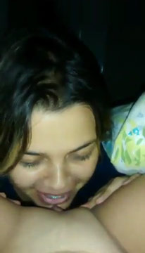 Jovencita chupando el ppk de su amiga