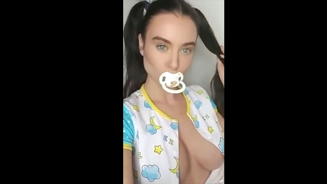 Lana Rhoades vestida de bebé con ganas de polla