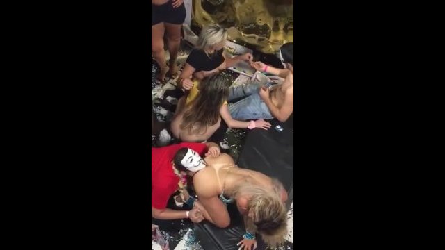 Las prostitutas arrasan en el carnaval del cine porno