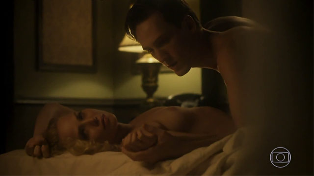 Letícia Colin pagando pechos en la televisión