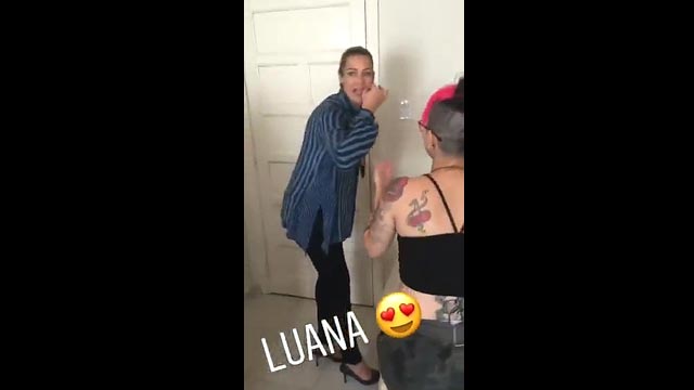 Luana Piovani elogiando el culo de la actriz porno Bruninha Fitness