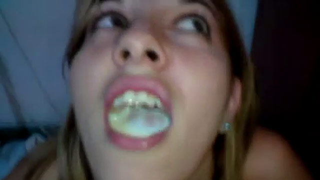 Mamada rubia dando su culo