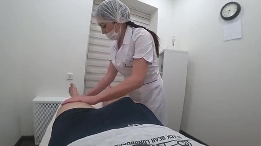 Masajista dándole una mamada al cliente