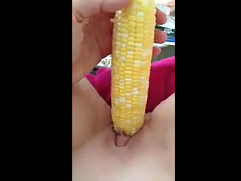 Masturbándose con mazorcas de maíz