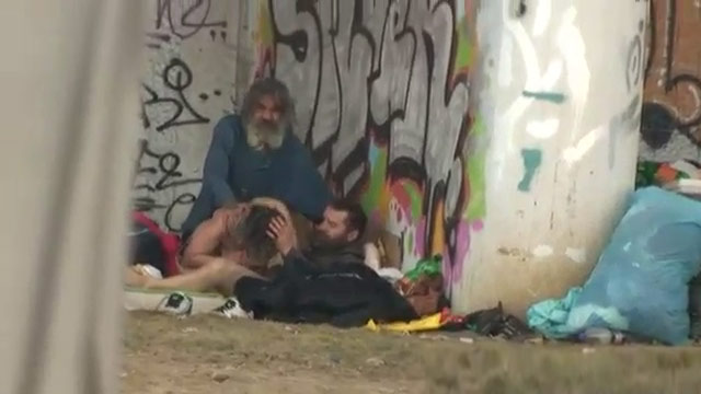 Mendigos comiéndose a la anciana debajo del puente.