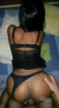 Mi morena en lenceria poniéndosela a cuatro patas