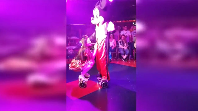 Mickey Mouse y Minnie en versión puta