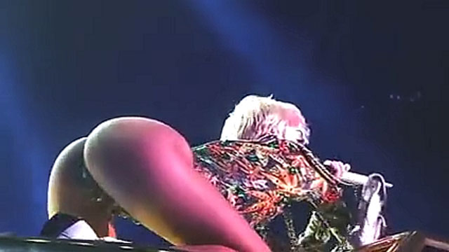 Miley Cyrus mostrando sus piernas en un show en vivo