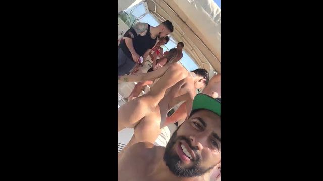 Mira como los ricos se divierten con las chicas calientes