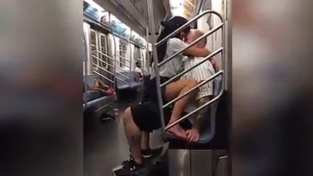 Morena cabalgando polla en el metro