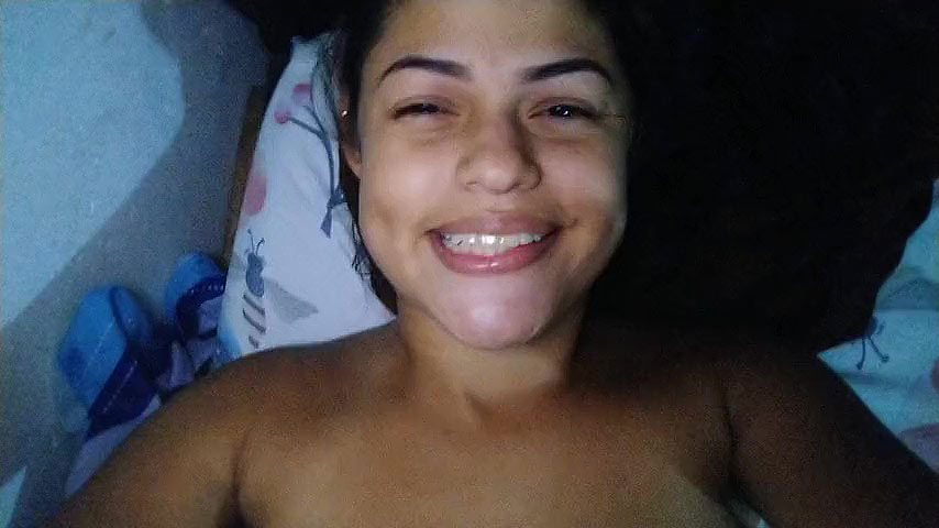 Morena cachonda masturbándose