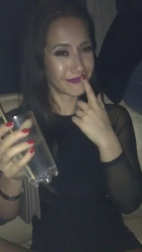 Morena caliente sin bragas en el club