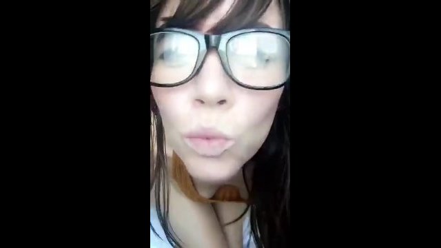 Morena de cola grande dándole una palmadita en el culo a su coño rosado