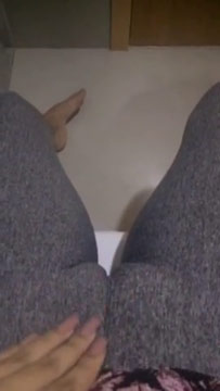 Morena filmando su dedo de camello