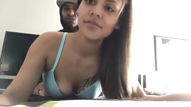 Morena siendo follada por detrás filmando su cara traviesa
