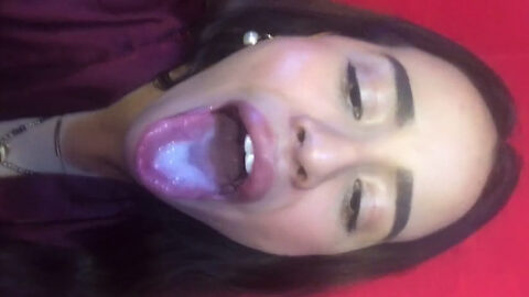 Morena tragando semen