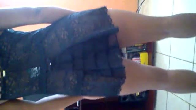 Mujer casada revolcándose en un camisón sensual