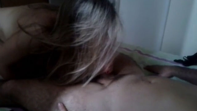 Mujer cornuda gentil chupando la polla de su amiga