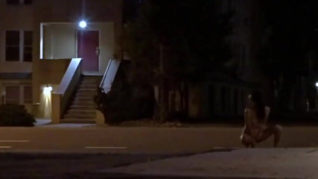 Mujer desnuda de madrugada masturbándose en plena calle