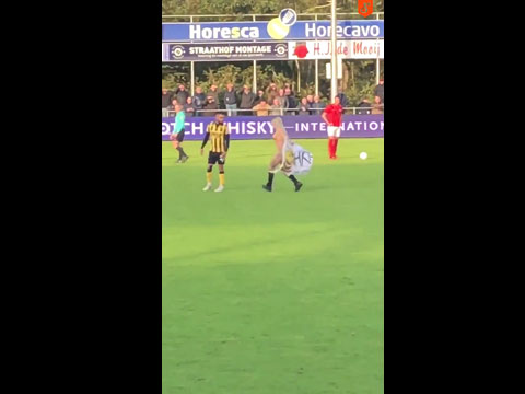 Mujer desnuda invade partido de fútbol