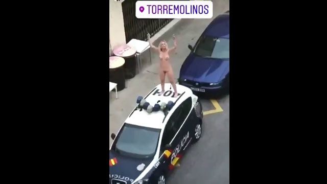 Mujer desnuda subió al coche de policía