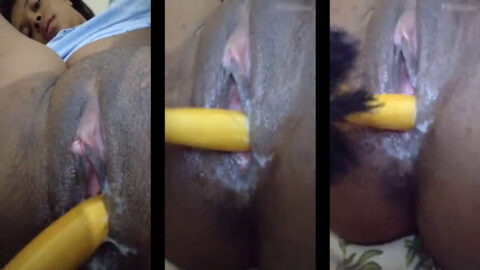 Mujer negra masturbándose