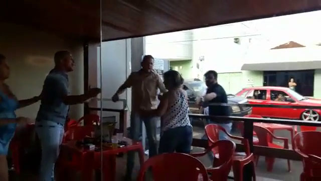 Mujer pilla a marido con amantes en Rio Verde GO 02