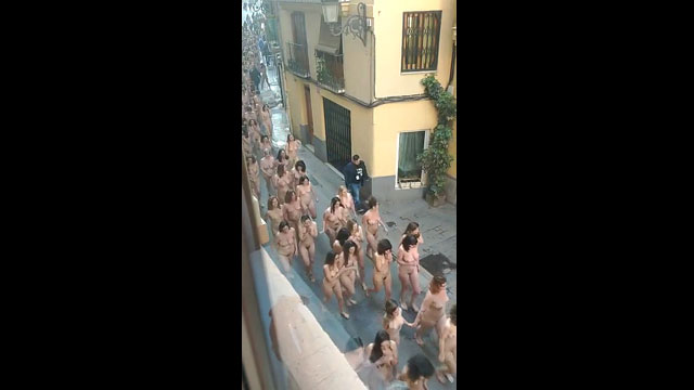 Mujeres desnudas en plena calle en un evento en Europa