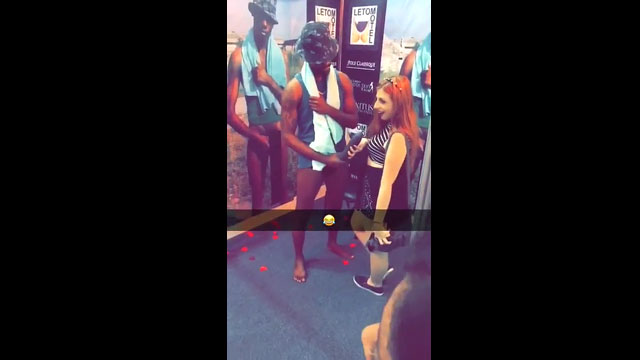 Negão da Picona deja que las mujeres se hagan fotos con su polla