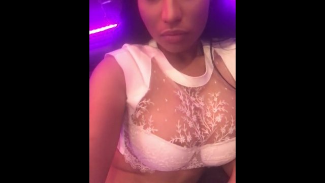 Nicki Minaj mostrando sus grandes tetas