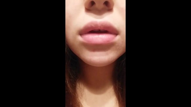 Niña babeando con ganas de amamantar