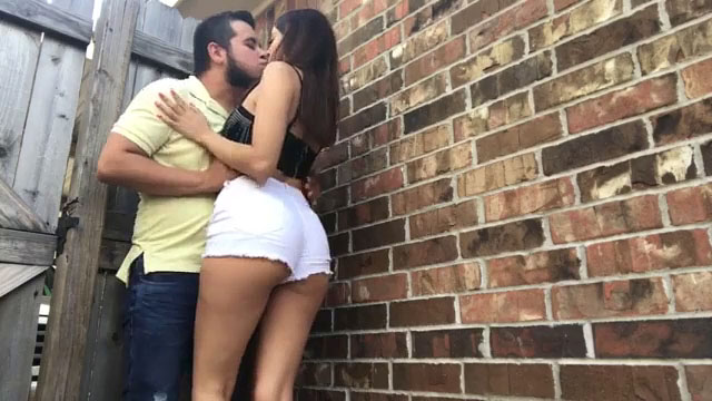 Novia en pantalones cortos blancos chupando polla en la calle