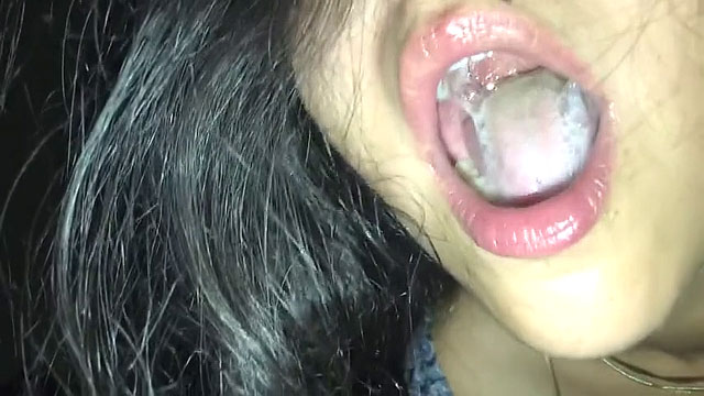 Novia mostrando la boca llena de semen