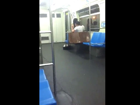 Novios teniendo sexo en el metro