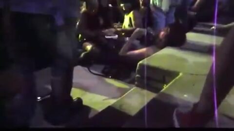 PAREJA TENIENDO SONIDOS AL SONIDO DE LA BANDA DE ROCK RJ 2017