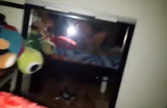 Pareja amateur besándose antes de acostarse