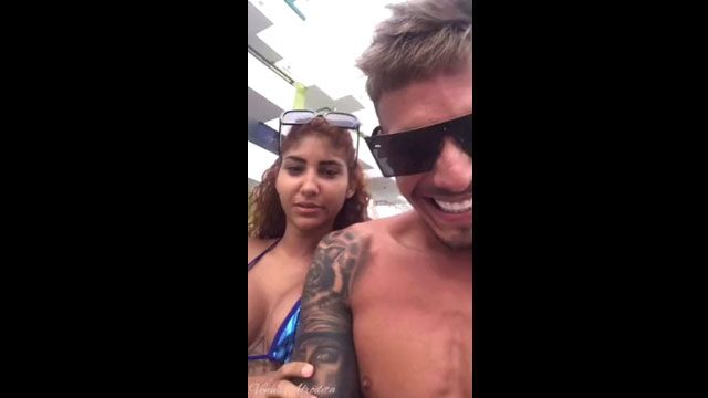 Pareja de resort teniendo sexo en el baño público